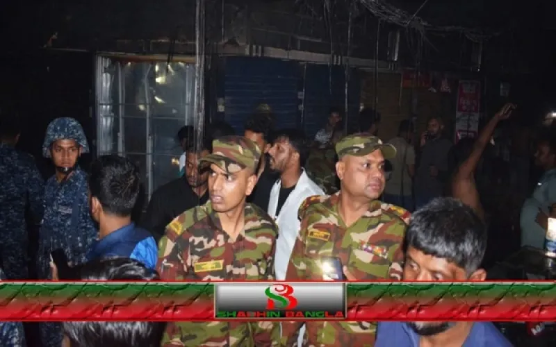 খুলনার বায়তুন নূর শপিং সেন্টারে আগুন: দেড় ঘণ্টায় নিয়ন্ত্রণে, ক্ষতিগ্রস্ত অন্তত ১০ দোকান