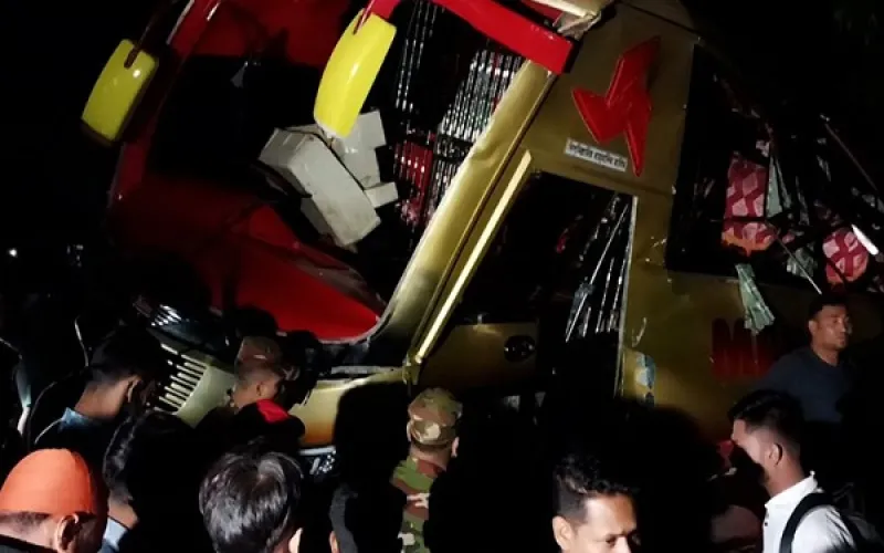 কুমিল্লায় বাস-ট্রেন সংঘর্ষে ১২ জন নিহত, রেল যোগাযোগ বন্ধ