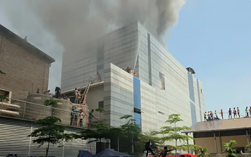 টঙ্গীতে ওষুধ কারখানায় ভয়াবহ আগুন, ২১ ইউনিটের চেষ্টায় নিয়ন্ত্রণে